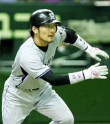 ４回２死一塁、代打の阪神狩野が右翼線に同点三塁打を放つ（共同）