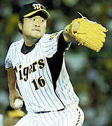 ５回から今季初登板し２回を無失点に抑えた阪神安藤（共同）