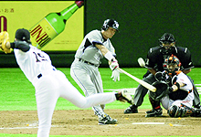 ９回阪神無死、代打桧山が右越えに決勝本塁打を放つ（共同）