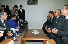 木村が所属する東京ガスを訪れた大矢監督(右から2人目)と横浜のスカウトら