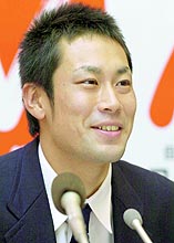 広島に１巡目で指名され、記者会見する日大の篠田純平投手（共同）