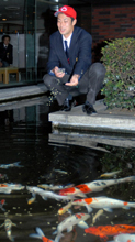 広島１巡目指名の日大・篠田は池のコイに餌をまく（撮影・山崎哲司）