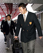新千歳空港に到着した中田はファンに声をかけられ笑顔（撮影・黒川智章）