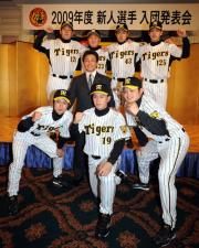 真弓監督と並んだ蕭一傑投手（前列中央）ら新入団選手（撮影・河南真一）