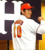 広島時代に金本が付けていた背番号１０を披露する岩本（撮影・倉掛優一）