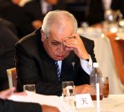 ドラフト会議の前、険しい表情で資料を見る野村監督(撮影・鹿野芳博)