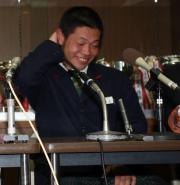 ソフトバンクから４位指名された日南学園・有馬は笑顔（撮影・進尚幸）