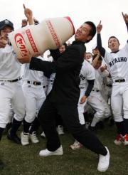 ヤクルトから指名を受けた赤川は巨大なヤクルトを飲む(撮影・藤尾明華)
