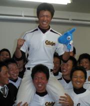 地元中日から指名を受けた井藤は肩車されガッツポーズ(撮影・上野竜一)