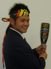 阪神２位柴田は虎のハチマキとメガホンを手に笑顔（撮影・中島正好）