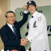 ロッテ瀬戸山球団代表と握手する木村雄太投手