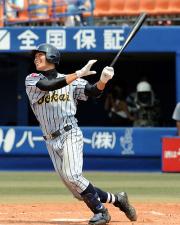 7月の北神奈川大会決勝で本塁打を放つ大田泰示(撮影・柴田隆二)