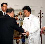 １１月２４日にロッテと交渉した長野（右）