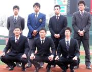Kスタ宮城を訪れた楽天ドラフト1位藤原(前列中央)ら(撮影・金子航)