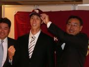 楽天と仮契約した3位指名の井坂投手(撮影・金子航)