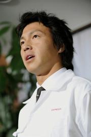 ロッテ入り拒否！　記者会見するホンダの長野久義外野手（共同）