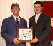 仮契約を終えた桜丘・中川(左)。右は山田スカウト