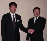 ソフトＢと仮契約し、作山スカウト（右）と握手するＪＲ東日本東北・摂津