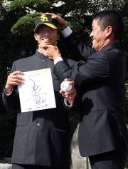 川原は福山担当スカウトから帽子をかぶせてもらう(撮影・藤尾明華)