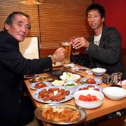 永川光浩(右)は焼肉屋で宮本スカウト部付部長と乾杯(撮影・田崎高広)