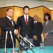 今村(左から2人目)は田村スカウトと握手。右は両親(撮影・高垣誠)