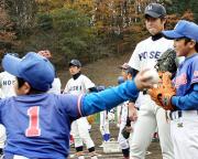 野球教室で小学生を指導する阪神ドラフト1位の二神(撮影・佐井陽介)
