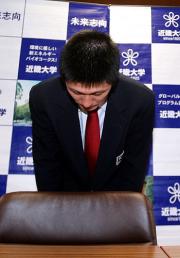近大・藤川は、会見前に頭を下げて関係者に謝った(撮影・加藤哉)