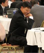大嶺を指名した後、笑顔を見せるロッテ西村監督（撮影・沢野健太）