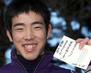 菊池は西武渡辺監督のメッセージの入った交渉権確定の紙を手に笑顔