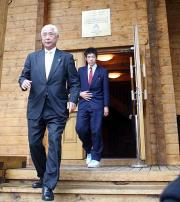 指名あいさつ後、西武の鈴木編成部長（前方）らと会食した花巻東・菊池