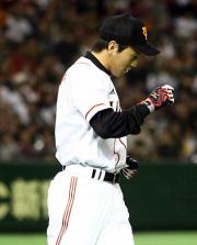 四球を選び一塁へ向かう長野（撮影・蔦林史峰）