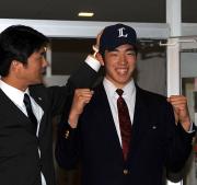 西武の帽子をかぶった菊池雄星(撮影・栗山尚久)