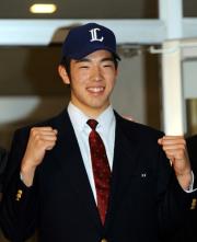 ライオンズの帽子をかぶった菊池雄星(撮影・栗山尚久)