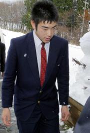 西武との入団交渉のため、会場へ向かう花巻東(岩手)の菊池雄星(共同)