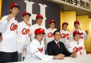 広島入団発表出席の（前列左から）今村猛、野村監督、堂林翔太ら（共同）