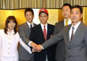 左から母恵美子さん、広島尾形スカウト、庄司、松本スカウト、父一三さん
