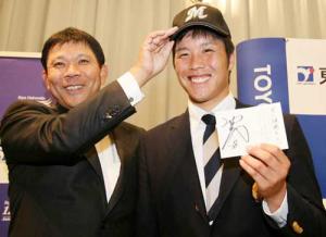ロッテ西村監督からサイン入りのくじをもらい笑顔の東洋大・藤岡（撮影・野上伸悟）