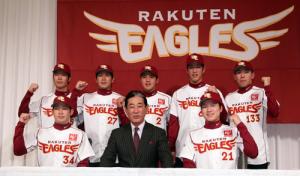 星野監督を中心に入団発表に臨んだ楽天の新人選手(撮影・江口和貴)