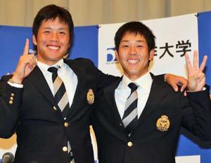 ロッテ１位指名の東洋大・藤岡（左）と３位指名の鈴木は、１と３のポーズで記念撮影