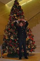 クリスマスツリーの前でマルを作る西武ドラフト５位佐藤
