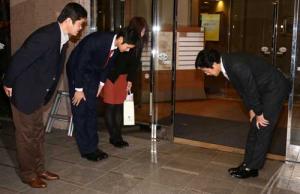 日本ハム入団交渉を終え花巻東・大谷(左から2人目)を見送る日本ハム栗山監督