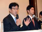 大谷の日本ハム入り表明で熱く語る栗山監督（左）（撮影・柴田隆二）