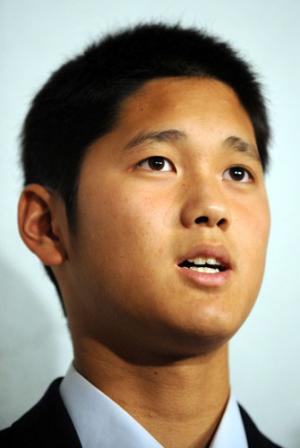 メジャー挑戦を表明し報道陣の質問に答える花巻東・大谷（撮影・柴田隆二）