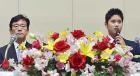 記者会見する花巻東高の大谷翔平投手(右)と日本ハムの栗山監督(共同)