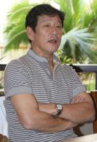 優勝旅行でハワイに到着し、報道陣の取材に答える日本ハム栗山監督（撮影・本間翼）