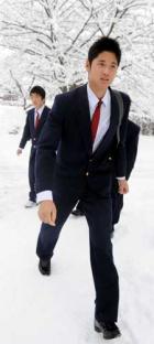 日本ハム入りを表明してから一夜明け、銀世界の中を登校してきた大谷