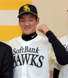 入団発表でガッツポーズする育成2位の大滝