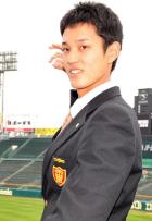 2日、甲子園球場を見学し、スタンドでポーズを取る藤浪