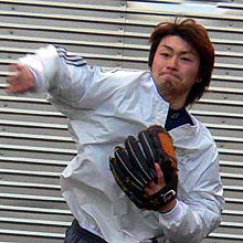 ヤクルト青木が熱のこもったキャッチボールを行った＝０６年１２月２４日