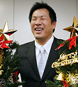 楽天山崎は、クリスマスツリーの前で満面の笑みを見せた（撮影・中島郁夫）